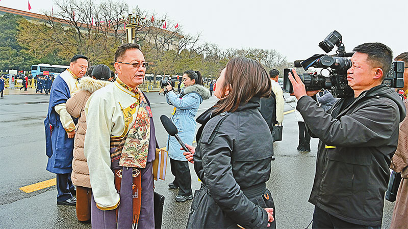 ༄༅།།སྐལ་བཟང་དུས་སུ་ཐབས་འདོན་ཇུས་འབུལ་བྱེད། གོམ་ཞེང་ཆེན་པོས་རྒྱང་ལམ་གསར་པར་སྐྱོད།